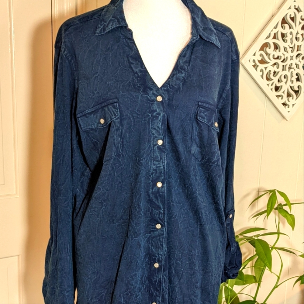 Beautiful and very soft Pearl Snap Long sleeve blouse. Roll up sleeves. EUC